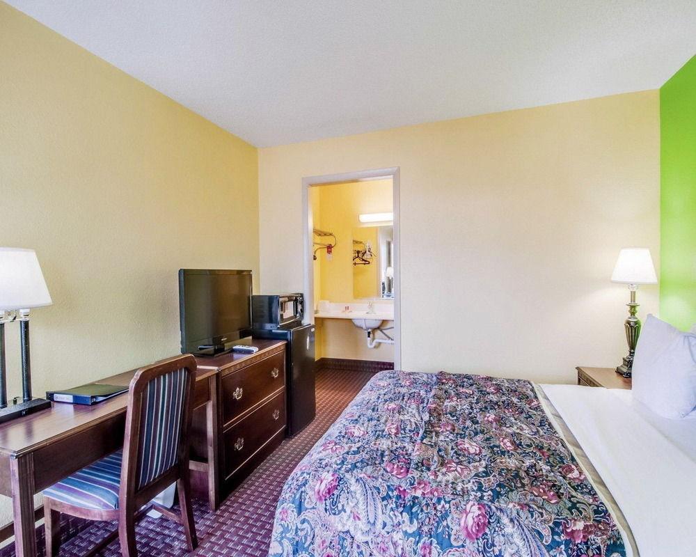 Econo Lodge Marion I-81 Exterior photo