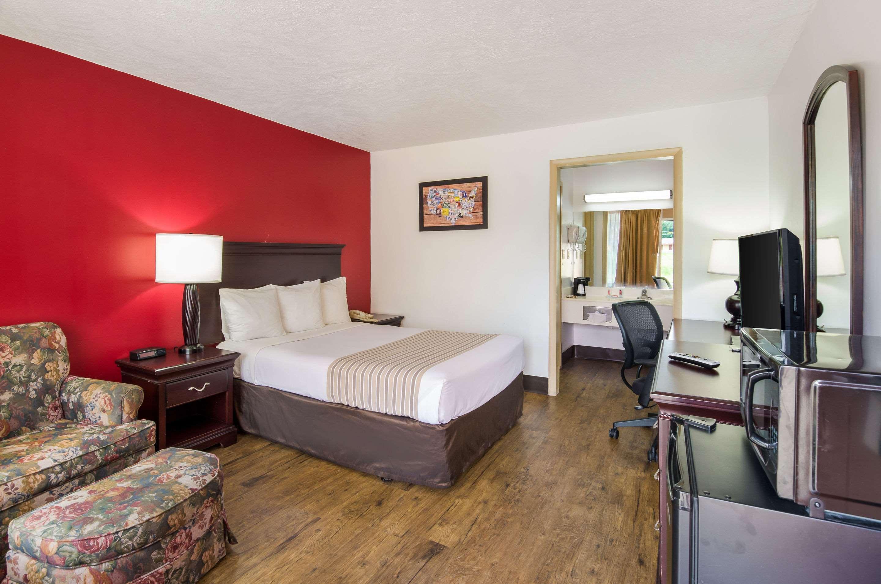 Econo Lodge Marion I-81 Exterior photo